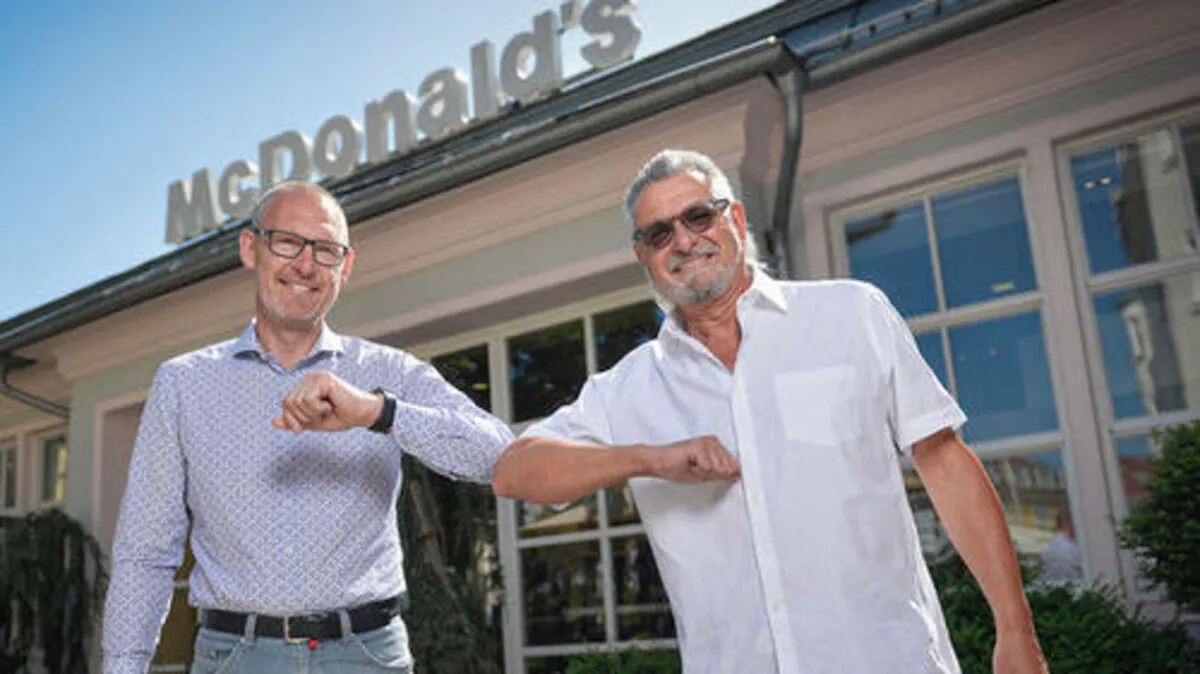 Walter Jarz (rechts) übergibt an Franchisenehmer Rudolf Ringhofer. Der Big Mac bleibt sein Favorit.