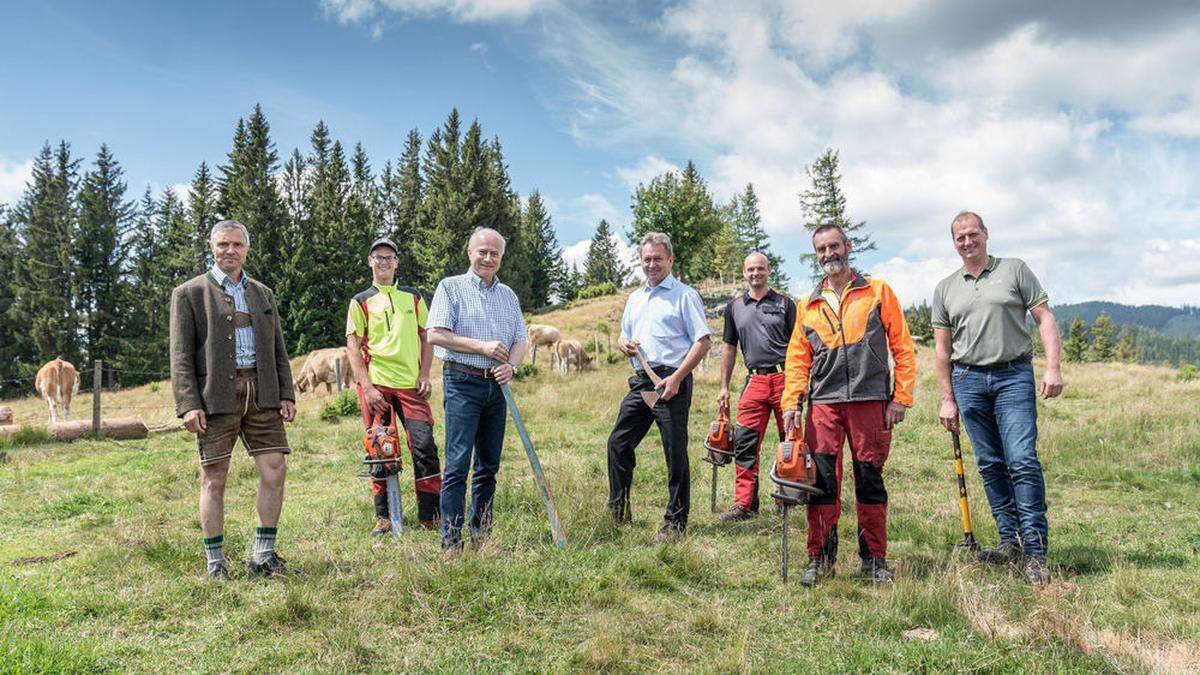 Anton Hafellner, Hans Seitinger, Franz Titschenbacher und Andreas Affenberger und die Mitglieder der Agrargemeinschaft Gmoa-Alm laden zur Mithilfe bei der Almpflege ein