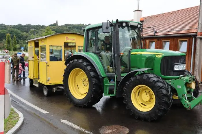 ... mit dem Traktortaxi besucht werden