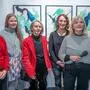 Fünf Damen und ein Herr schauen in die Kamera, hinter ihnen hängen drei Bilder an der Wand | Die Künstlerinnen Meizi Wang, Julia Petutschnig, Gerti Leitner, Manuela Molzbichler, Heide Pucher und Bürgermeister Thomas Schäfauer