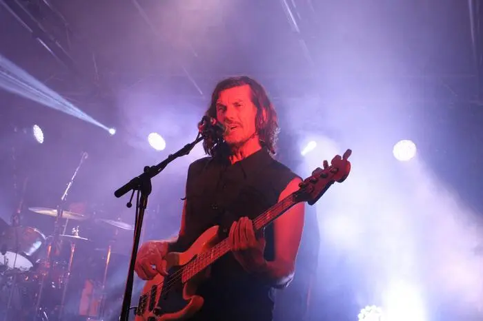 Eröffnet wurde das Open Air Konzert vom jungen burgenländischen Sänger Rubin, der die Besucher mit seinen Mundarttexten und Austro-Pop in Stimmung für den Haupt-Act brachte.