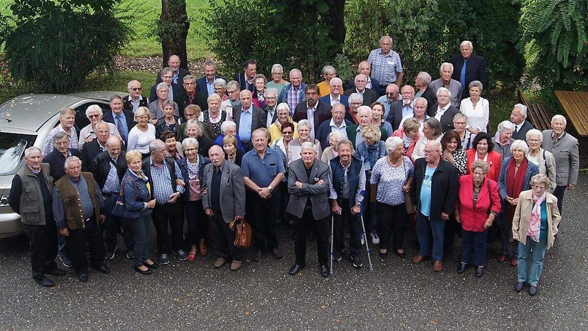 Auch für ein gemeinsames Foto nahmen sich die ehemaligen Schulkameraden Zeit 