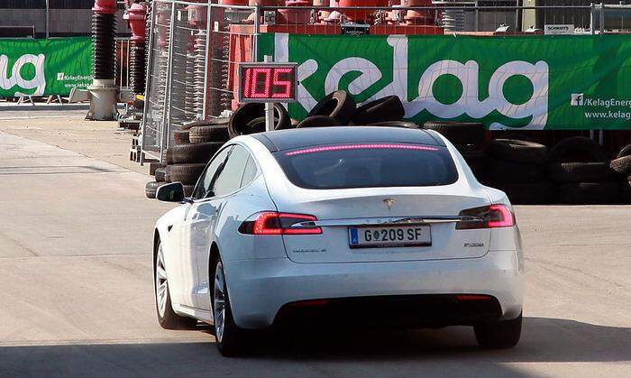 Rasante Testfahrt: Dank hohem Drehmoment beschleunigt der Tesla S binnen Sekunden auf 100 km/h 