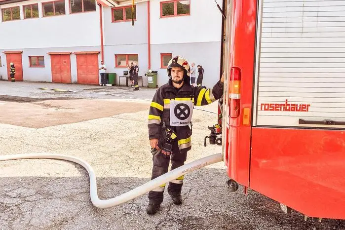 Neben dem praktischen Teil, bei dem verschiedene realistische Brandeinsatzszenarien wie ein Scheunenbrand, Holzstapel- oder Flüssigkeitsbrand bewältigt werden mussten, wurde auch das Wissen in Gerätekunde abgefragt – etwa das Erkennen von Geräten hinter geschlossenen Fahrzeugjalousien.