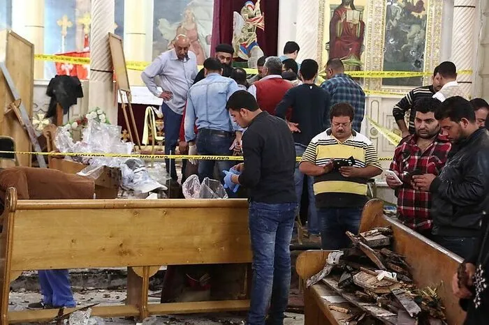 April 2017: Bei Bombenanschlägen auf zwei koptische Kirchen in Ägypten werden an Palmsonntag 45 Menschen getötet. Die IS-Miliz reklamiert die Taten für sich.