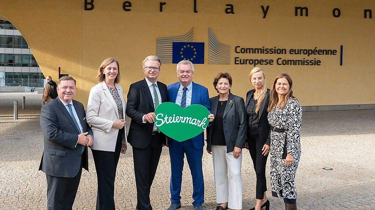 Das grüne Herz immer dabei: Die steirische Landesregierung vor dem Gebäude der EU-Kommission