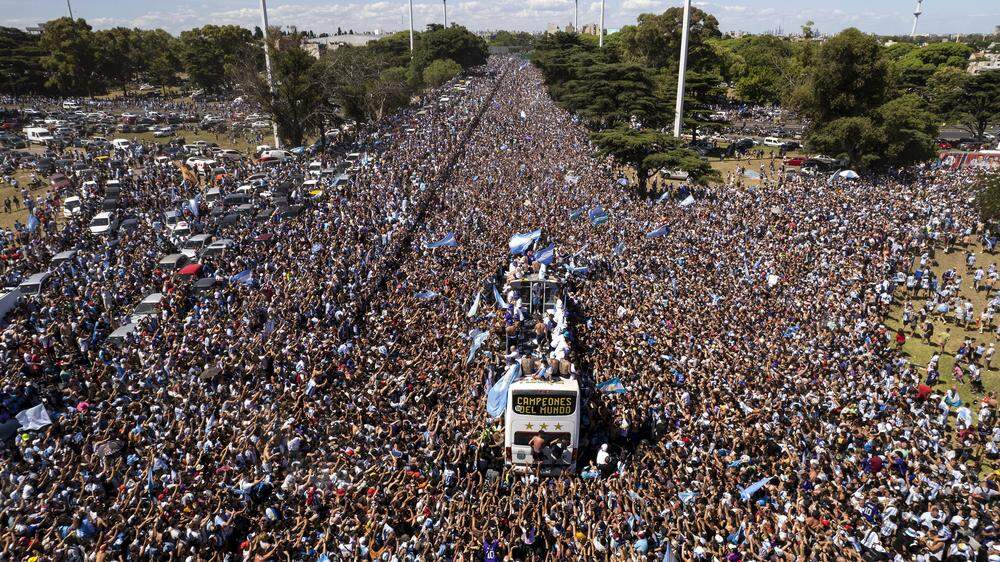 Tausende Menschen feiern den Titel – und Superstar Lionel Messi mittendrin