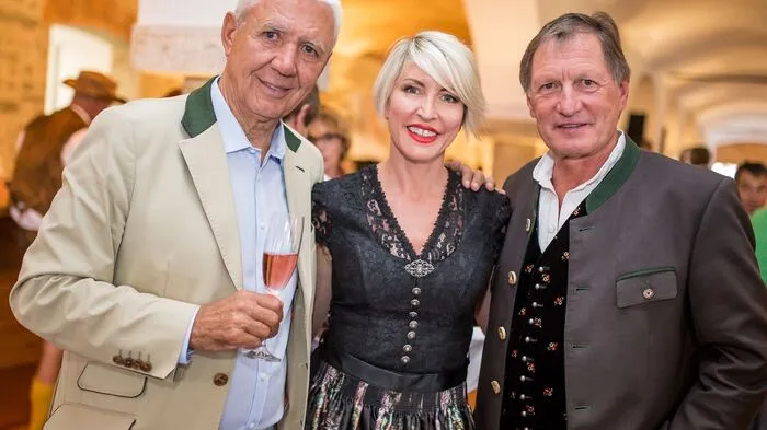 Hausherr Alfred Riedl und Franz Klammer mit Paralympic-Teilnehmerin Heather Mills