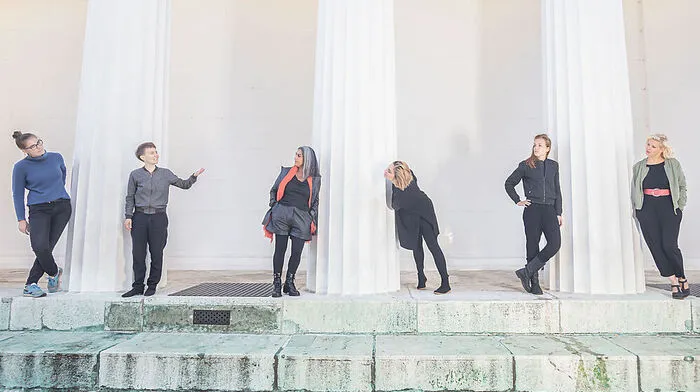 Zwei von acht Mitbegründerinnen von "Kill the Trauerspiel": v. l.: Barbara Wolfram, Bérénice Hebenstreit, Asl Klal, Angela Heide, Lisa Weidenmüller, Eva Puchner. 
