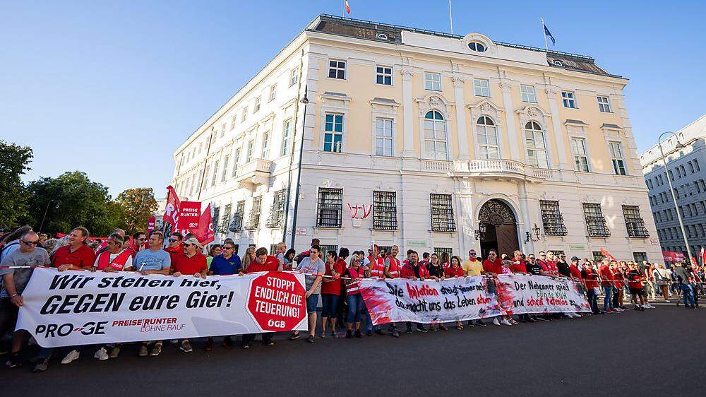     Menschenkette vor dem Start der Herbstlohnrunde: Gewerkschaft wirft der Regierung im Kampf gegen die Teuerung Untätigkeit vor