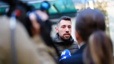 ABD0016_20240929 - WIEN - ÖSTERREICH: Spitzenkandidat Tobias Schweiger (KPÖ) am Sonntag, 29. September 2024, anlässlich der Stimmabgabe im Rahmen der Nationalratswahl in Wien. - FOTO: APA/EVA MANHART