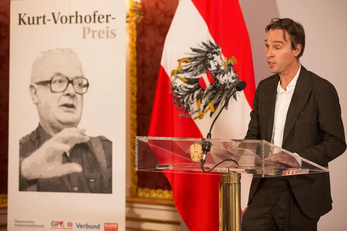 Walter Hämmerle, Chefredakteur der "Wiener Zeitung" erhielt den Kurt-Vorhofer-Preis, der nach dem Innenpolitikjournalist und Leiter der Wiener Redaktion der Kleinen Zeitung benannt ist ...