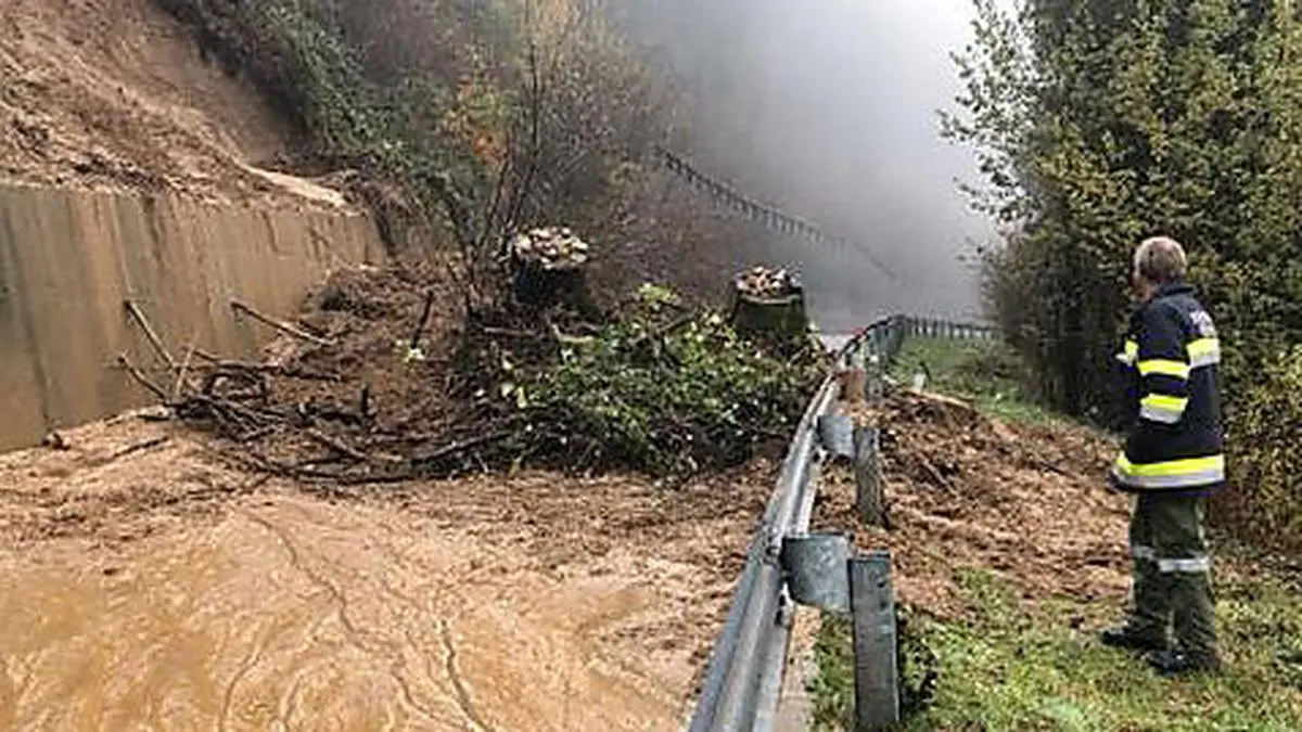 Diese Mure verlegte die Ferndorfer Straße. Obwohl die Fahrbahn geräumt wurde, bleibt die Sperre aufrecht