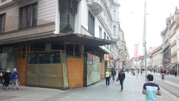 Seit Monaten unansehnlicher Hingucker: Der Brettverschlag beim alten Schuhgeschäft Spitz mitten in der Herrengasse.