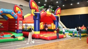 Kunterbunte Hüpfburgen stehen in einem Saal  | Die Kinder dürfen sich wieder auf ein Erlebnis freuen 