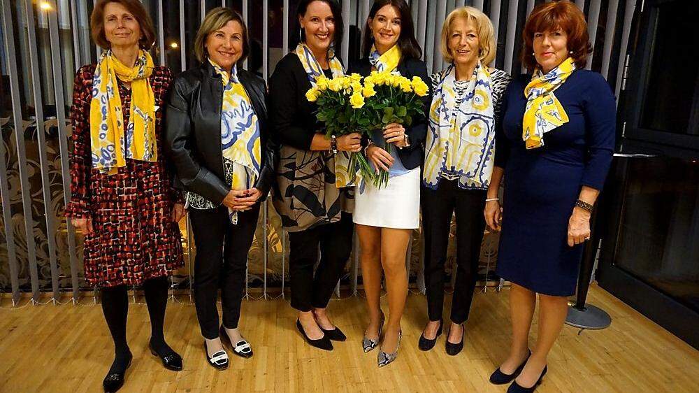 Florentine Strasser (Mitte links) und neue Präsidentin Eveline Swersina-Steinkellner ( mit Rosen) mit  Vorstandsmitgliedern
