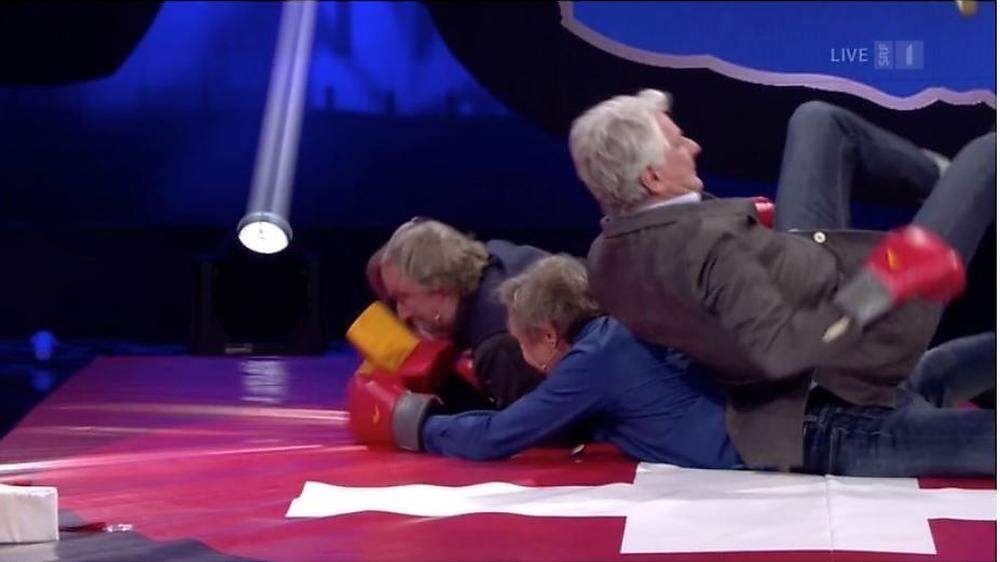 Kampf um herabfallende Sterne: Marcel Reif springt auf die am Boden balgenden Axel Prahl und Peter Kraus.