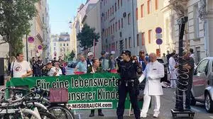 Die Spirale zur Abscheulichkeit drehte sich nicht nur im Kopf des Delinquenten. Sie erfasste auch die Protestierenden draußen