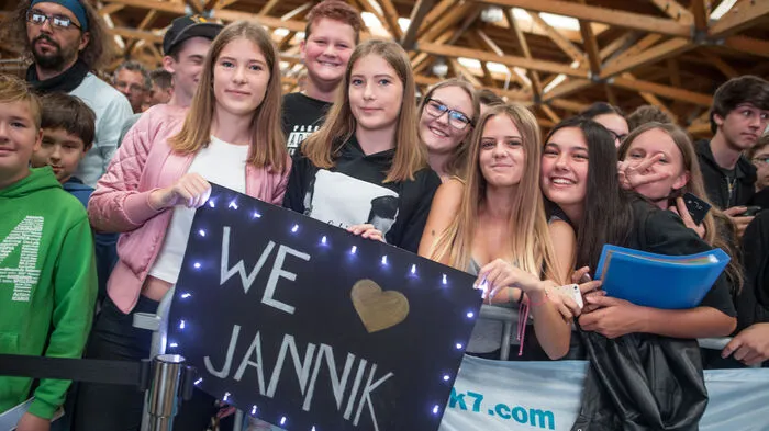 Die mehr als 600 Fans standen schon lange vor Beginn der Influencer Video Con Schlange.