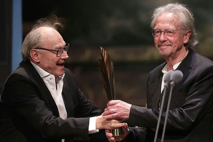 Standing Ovations gab's für Autor Peter Handke, der von Klaus Maria Brandauer den Nestroy für sein Lebenswerk überreicht bekam.