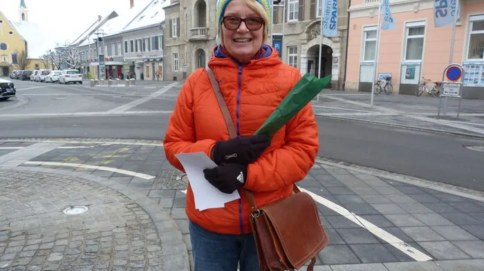 Trotz der frostigen Temperaturen brachte die Kleine Zeitung am Dienstag den Frühling auf den Leibnitzer Hauptplatz.