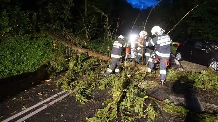 Was der Wetterbericht den ganzen Tag über schon versprochen hatte, traf kurz nach 19.30 Uhr im Bezirk Leibnitz ein: Innerhalb von knapp 25 Minuten, traf ein heftiges Unwetter, begleitet von Sturm, Hagel und starkem Regen den nördlichen Teil des Bezirkes Leibnitz ...