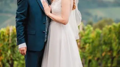 Mit Blick auf die Südsteirische Weinlandschaft, tauschten Jessica Pieber und Christian Biebl ihre Ringe