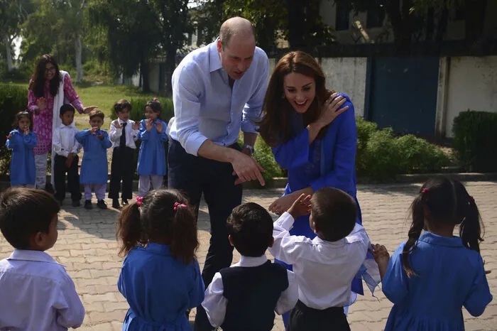Die 37-jährige Nummer zwei der britischen Thronfolge und die Herzogin von Cambridge setzten sich am Dienstag in den Mathematik-Unterricht einer Mädchenschule in Islamabad und halfen einigen Schülerinnen bei der Lösung von Aufgaben.