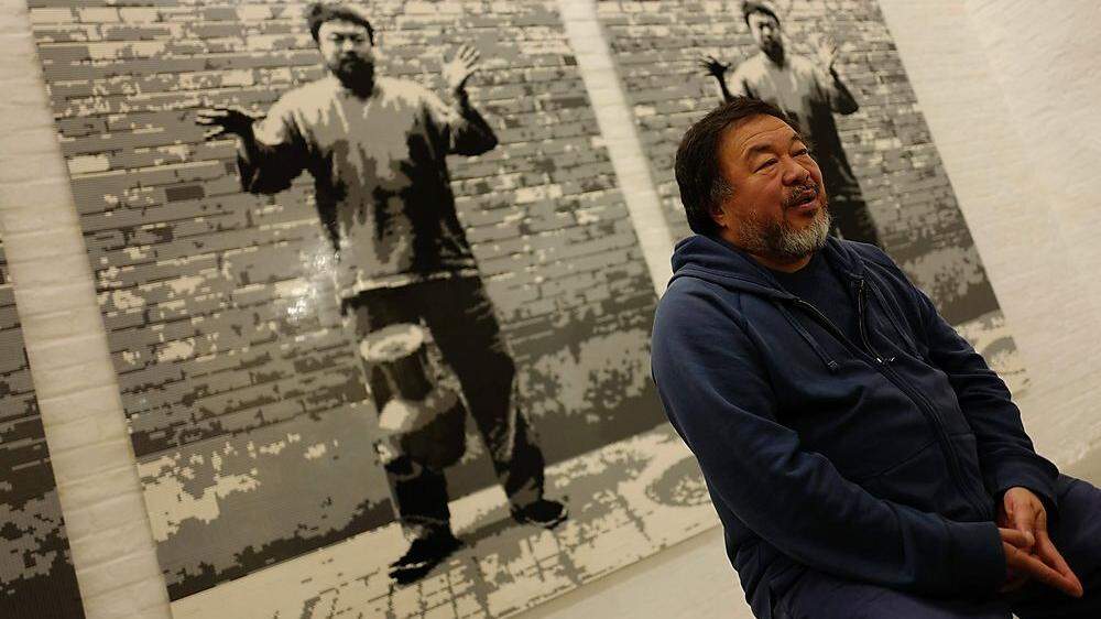 Ai Weiwei vor seinem Werk &quot;Dropping a Han Dynasty Urn&quot; 