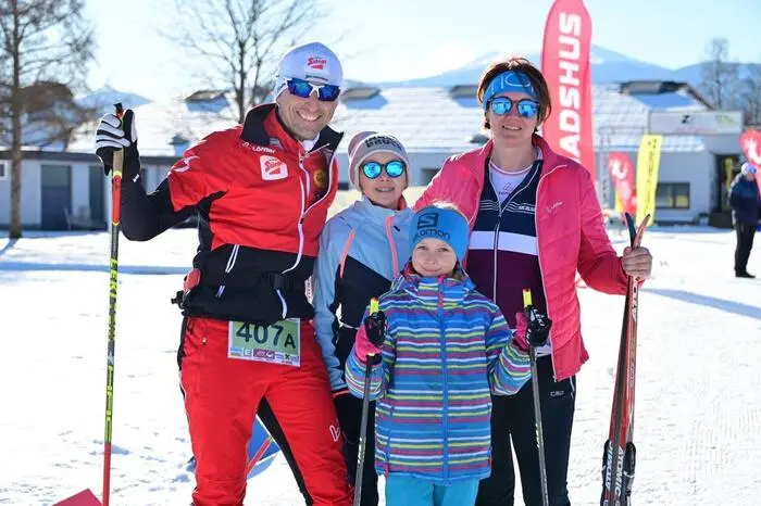 Auch ein Weltmeister war am Start: Willi Denifl, der heute mit Frau und Kinder in Weißkirchen lebt, wurde 2003 in Val di Fiemme Weltmeister im Mannschaftsbewerb der Nordischen. Beim 4-Stundenlauf mit seiner Familie war ein dritter Platz im 4-er Mixed das Resultat.