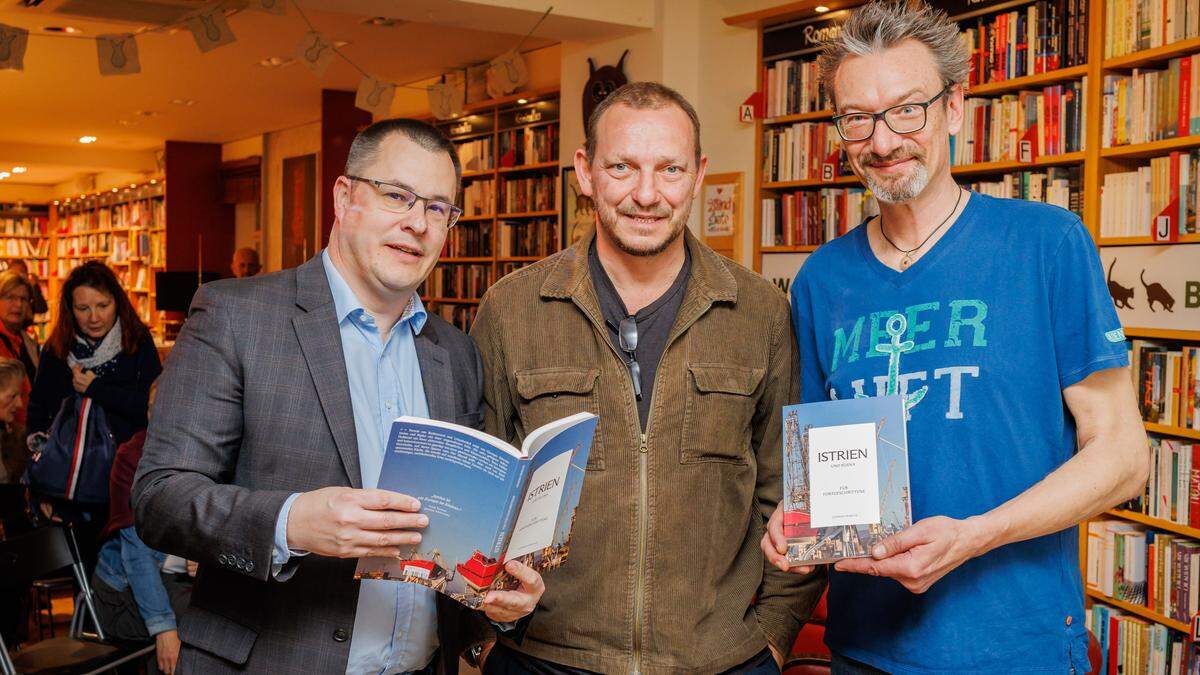 Autor Georges Desrues (Mitte) mit Hausherr Helmut Zechner (rechts) und Georg Lux