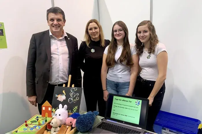 „Zum einen ist es die ehrenamtliche Tätigkeit der Initiatoren und zum anderen der Messemix von schulischer und betrieblicher Ausbildung“ freute sich Hans-Peter Reisinger, der Sprecher des Organisationsteams über das große Besucherinteresse seitens Jugendlicher und Eltern. 