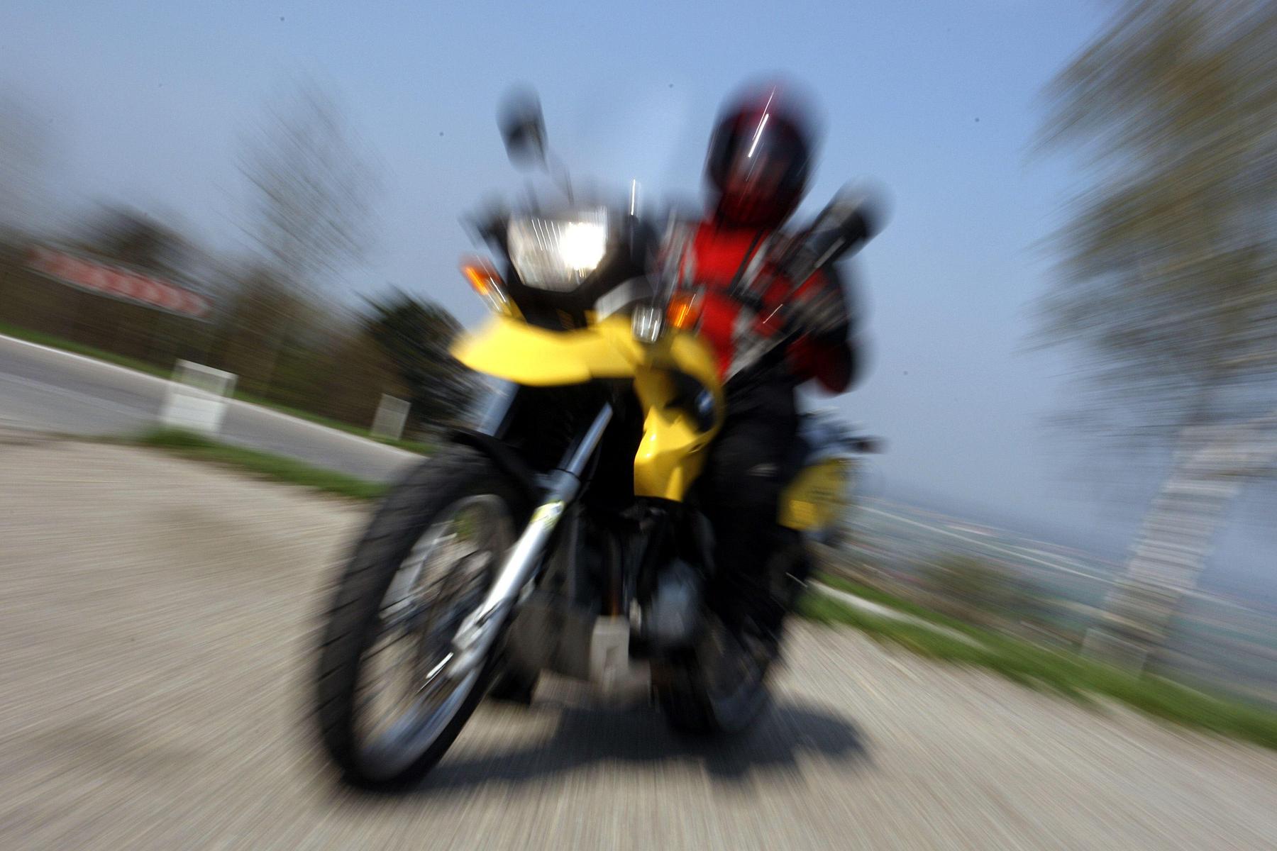 In Kurve gestürzt: Zu schnell: Ausfahrt endete für zwei Motorradfahrer im Spital