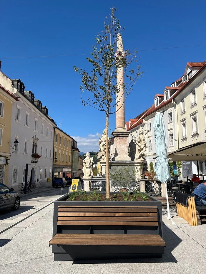 Auch bei der Pestsäule lädt nun eine neue Sitzbank bei einem natürlichen Schattenspender an heißen Tagen zum Verweilen ein
