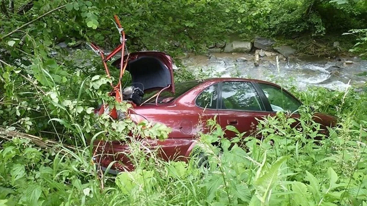 Das Auto hatte einen Motormäher im offenen Kofferaum geladen