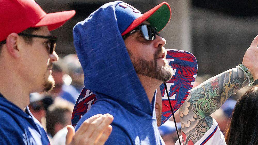 Fans der Texas Rangers ohne Mund-Nasenschutz