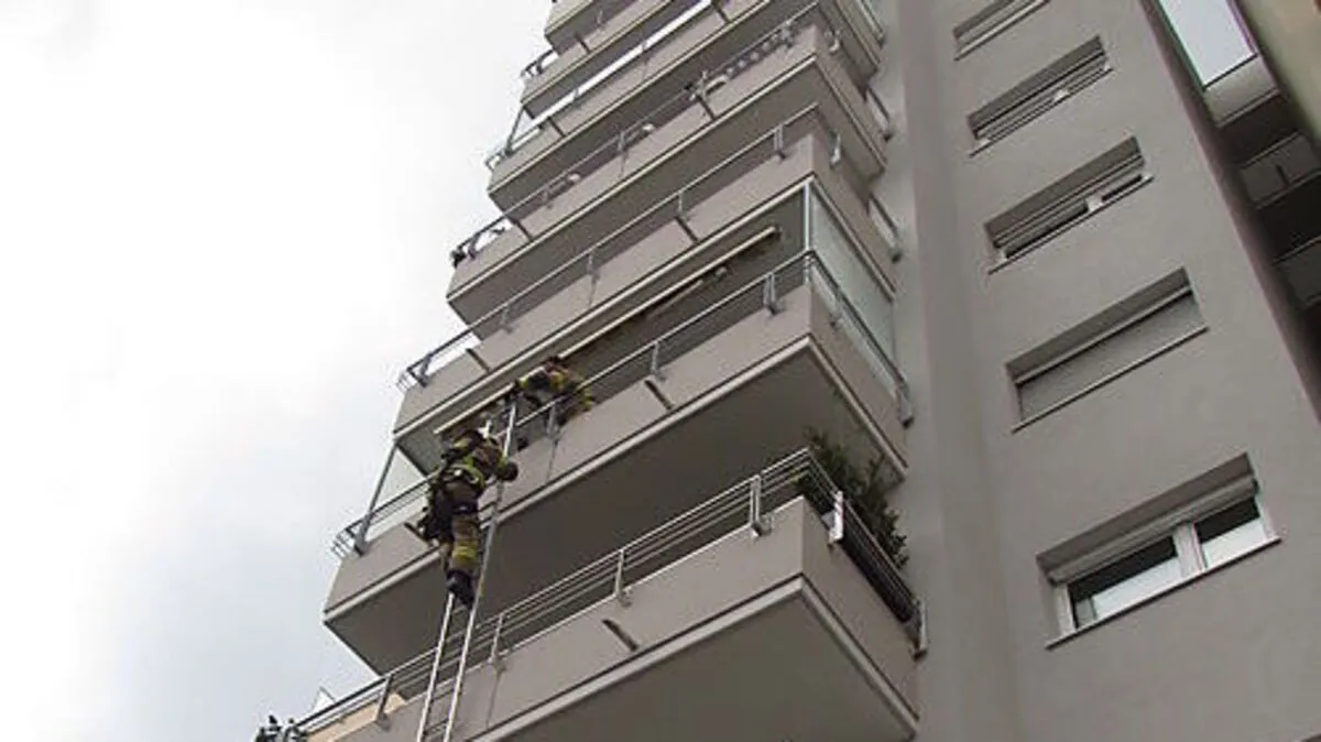 Zum Teil mussten Feuerwehrleute über Balkone in die Wohnungen einsteigen