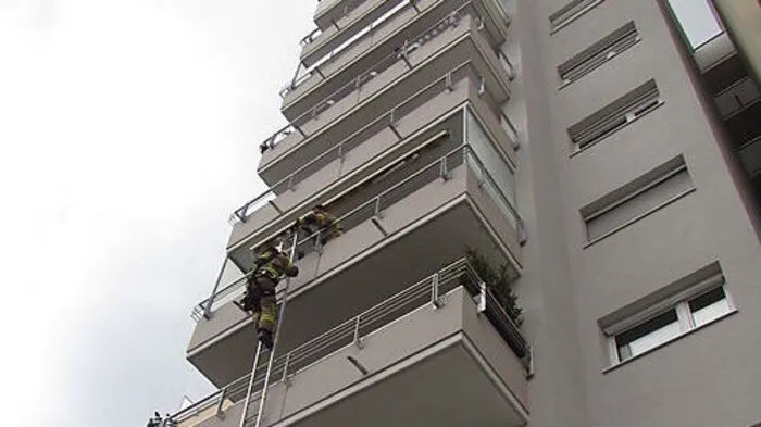 Zum Teil mussten Feuerwehrleute über Balkone in die Wohnungen einsteigen