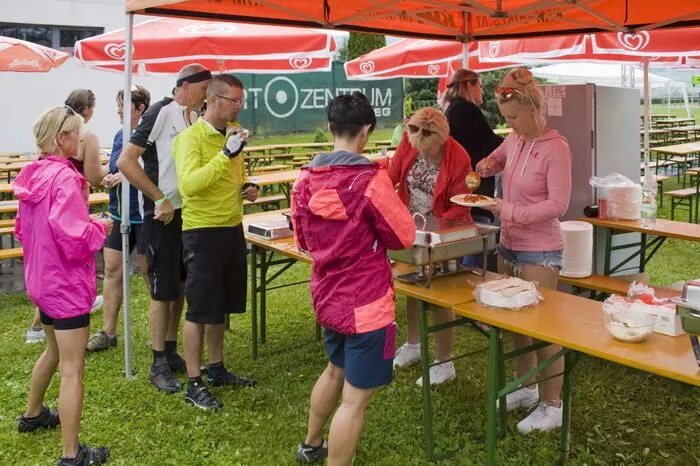 Alle Teilnehmer erhielten nach dem Abstempeln der Karte eine Portion Wolf Nudeln und ein Getränk.