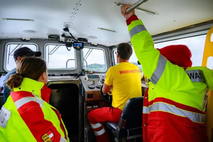 Am späten Nachmittag rücken die Wasserretter noch einmal aus, um einen ermüdeten SUP-Fahrer zu retten