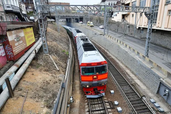 Er kam mit einem gepanzerten Sonderzug auf dem Bahnhof von Wladiwostok an, wie Bilder des russischen Staatsfernsehens am Mittwoch zeigten.