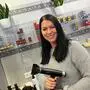Eine Frau steht mit einem Föhn in der Hand in einem Friseursalon | Hairqueen Jasmin Friesacher