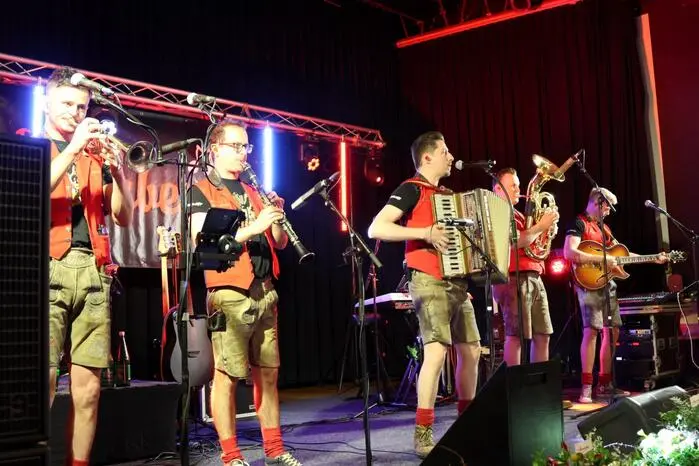 Auch die Musik stimmte. Im großen Ballsaal geigten „Die jungen Wernberger“, in der Disco im Keller wurde zur lauten Musik von „Blackout“ getanzt und geflirtet.