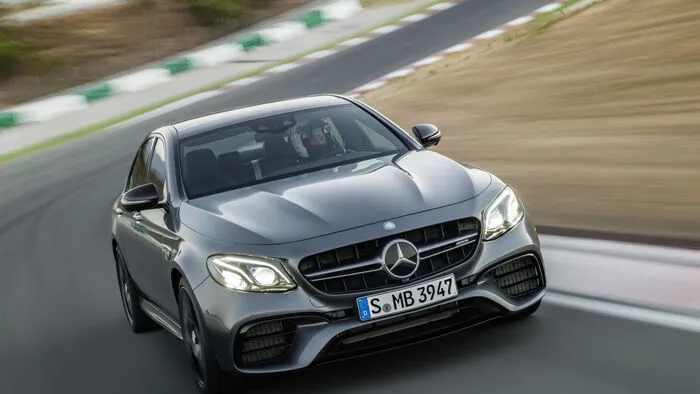 Mercedes lässt die schärfste E-Klasse aller Zeiten auf die Kunden los: Der 4-Liter-V8-Biturbomotor von AMG erreicht im E 63 S mit 612 PS einen neuen Leistungsgipfel. Auch das maximale Drehmoment markiert mit 850 Newtonmetern einen neuen Bestwert.