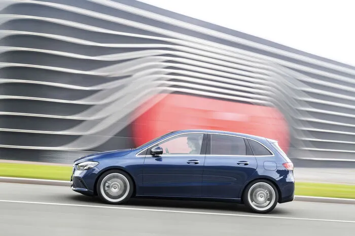 Folgende fünf Motorisierungen sind zum Start der B-Klasse verfügbar: zwei Benziner mit 136 und 163 PS, drei Diesel mit 116, 150 und 190 PS. Der Minivan startet zunächst ausschließlich mit Doppelkupplungsgetrieben. Neu ist hier das eines mit acht Stufen, das in Verbindung mit dem größeren Dieselmotor zum Einsatz kommt. Weitere neue Motoren folgen, ebenso Modelle mit Allradantrieb.