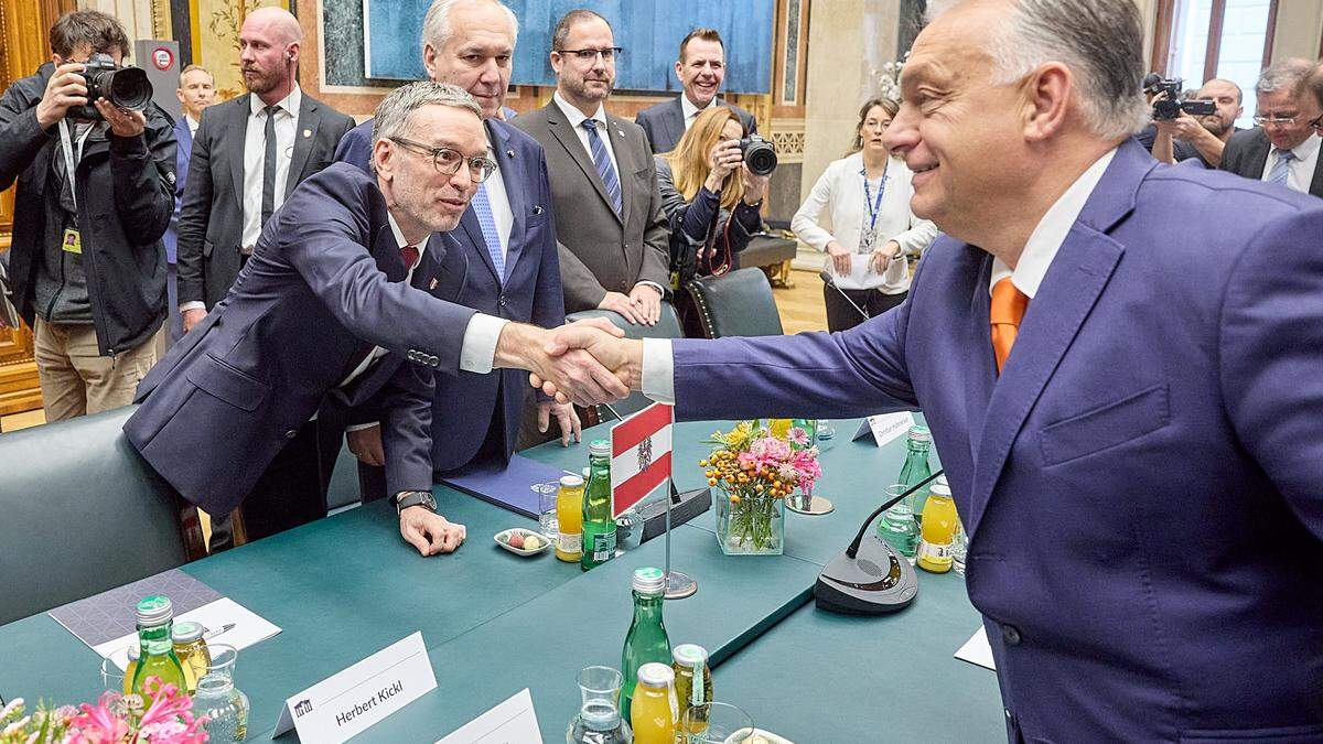  FPÖ-Chef Herbert Kickl und der Ministerpräsident von Ungarn, Viktor Orban, daneben  Nationalratspräsident Walter Rosenkranz  