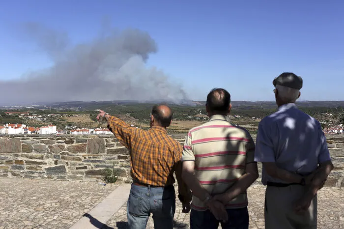 Mehr als 2100 Feuerwehrleute waren am Freitag im ganzen Land im Einsatz, um mehr als 170 Brandherde zu bekämpfen, wie der Zivilschutz in Lissabon mitteilte.