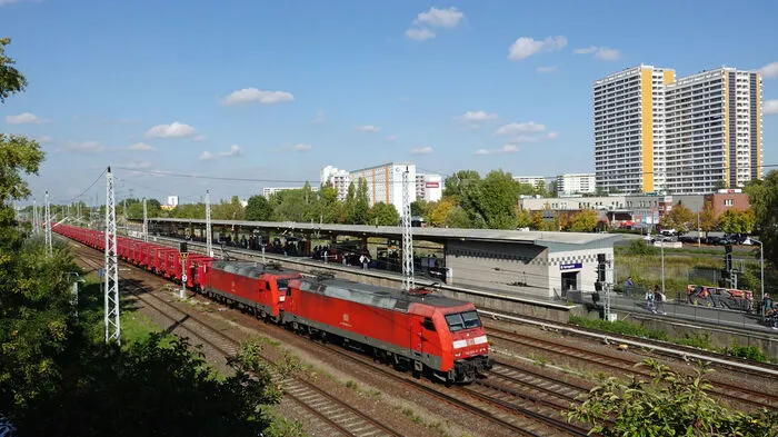 Auf dem Weg zur CO₂-freien Stahlherstellung hat die DB Cargo AG mit dem weltweit führenden Stahl- und Bergbaukonzern ArcelorMittal einen Meilenstein in Sachen grüner Logistik erzielt. Dank hochmoderner, teilautomatisierter Entladeanlagen im Stahlwerk Eisenhüttenstadt (Brandenburg) wird die Umwelt noch besser vor Feinstaub und Emissionen geschützt.