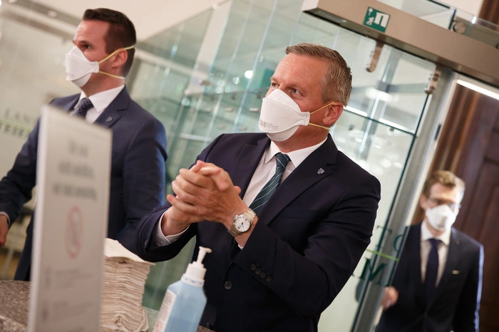 Pflicht beim Eingang: Hände desinfizieren.