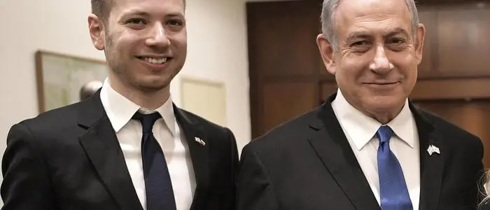 Der israelische Ministerpräsident Benjamin Netanjahu  und sein Sohn Yair (l.)